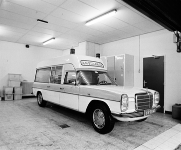 858381 Afbeelding van een Mercedes ambulance van de Gemeentelijke Geneeskundige en Gezondheidsdienst (G.G. en G.D.) te ...